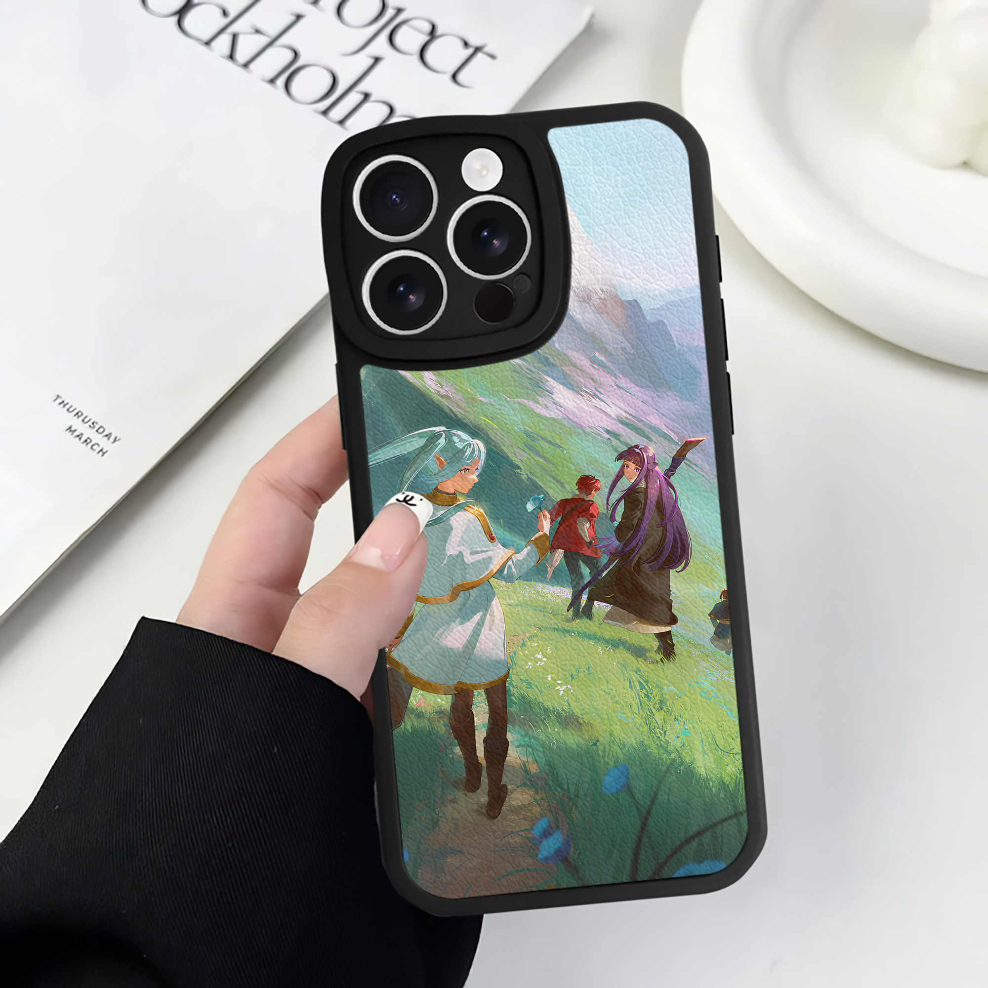 （画像用） 葬送のフリーレン Frieren 【iPhone 16シリーズ対応】シリコンスマホケース（レザー調） 材質：シリコン